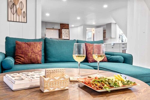 Sleeps 16+ | W/D | Parking | 15 mins to Old Port