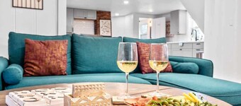 Sleeps 16+ | W/D | Parking | 15 mins to Old Port