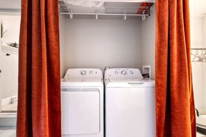 Interior - Sleeps 16+ | W/D | Parking | 15 mins to Old Port (Westbrook)