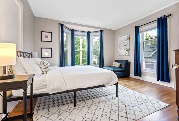 Desk, iron/ironing board, travel crib, WiFi - Sleeps 16+ | W/D | Parking | 15 mins to Old Port (Westbrook)