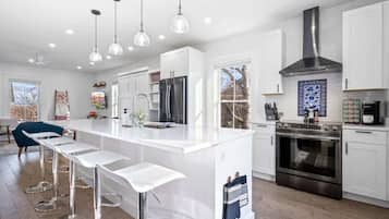 Coffee/tea maker, fridge, microwave, oven
