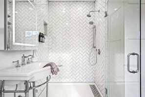 Shower, hair dryer - Sleeps 10 | 2 Kitchens | Near Back Cove | Parking (Portland)