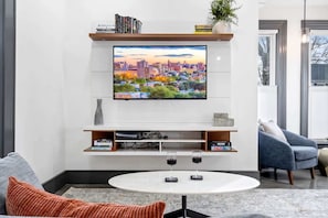 TV, offices - Sleeps 10 | 2 Kitchens | Near Back Cove | Parking (Portland)