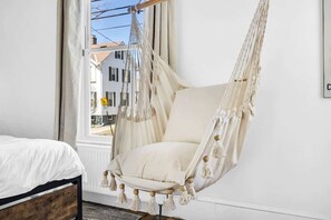 Tabla de planchar con plancha, cuna de viaje, wifi y ropa de cama 