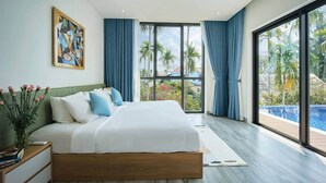 Une chambre à coucher moderne avec un grand lit, un tableau au mur et une vue sur une piscine.
