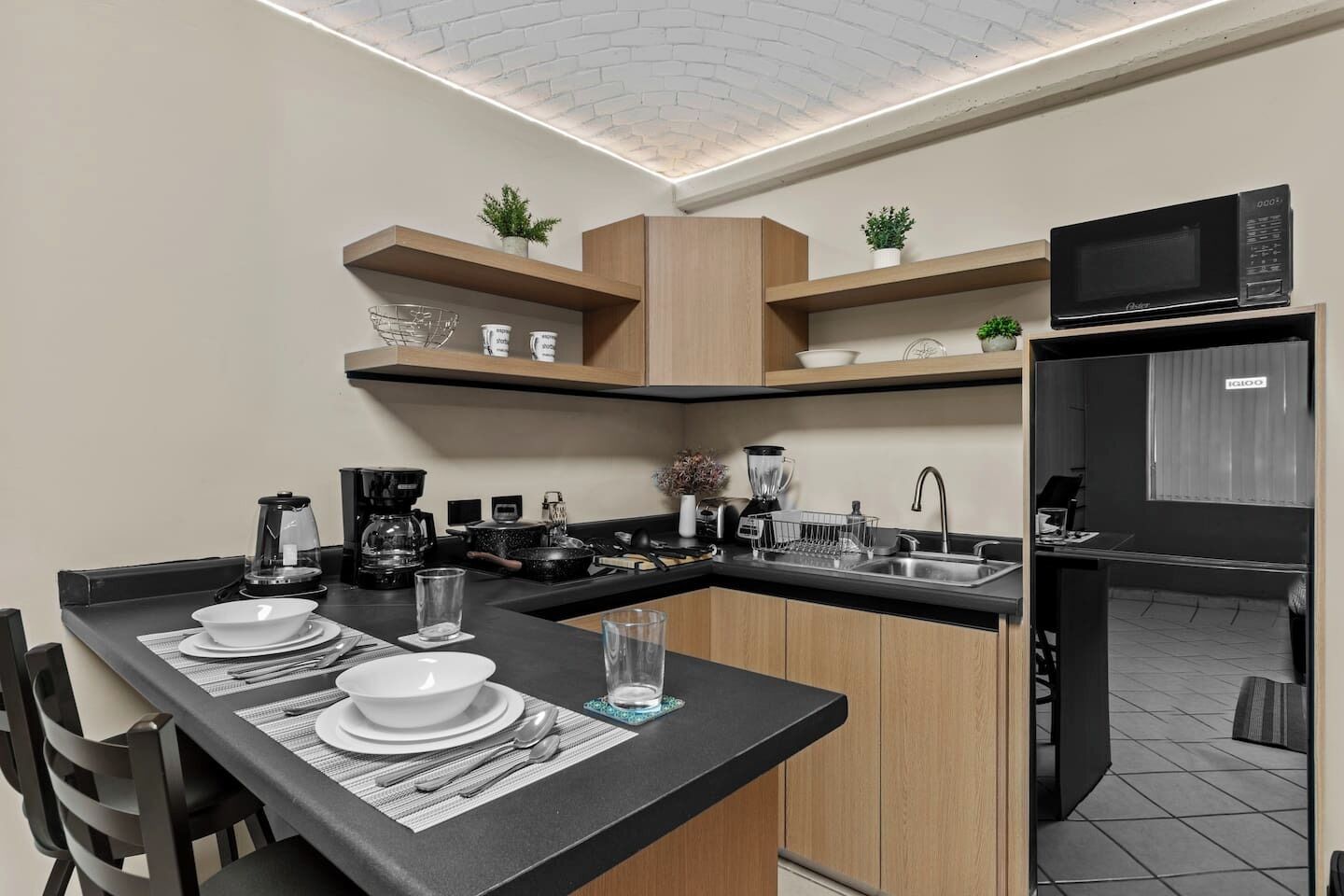 Kühlschrank, Mikrowelle, Herdplatte, Wasserkocher mit Kaffee-/Teezubehör