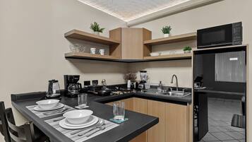 Kühlschrank, Mikrowelle, Herdplatte, Wasserkocher mit Kaffee-/Teezubehör