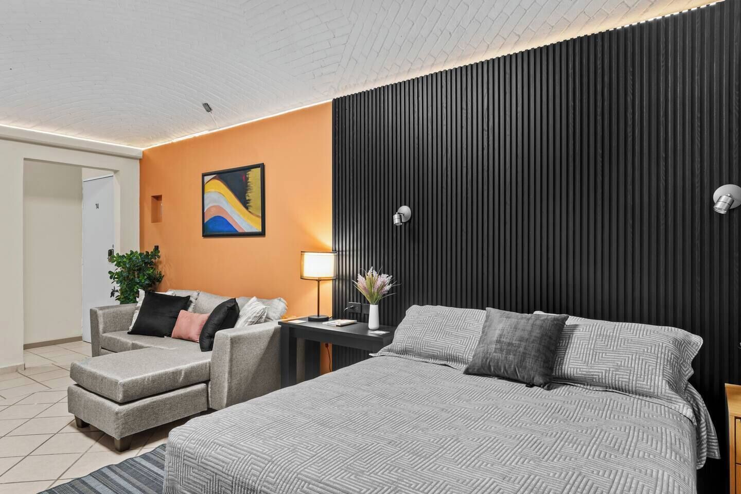 办公桌、熨斗/熨衣板、WiFi、床单