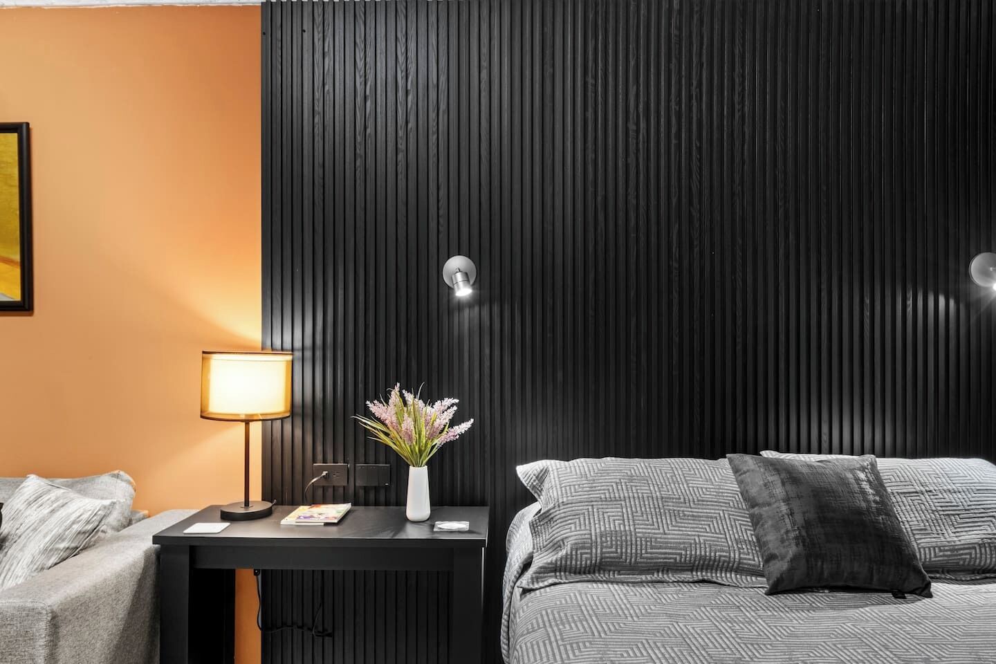 Escritorio, tabla de planchar con plancha, wifi y ropa de cama