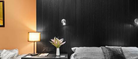 Escritorio, tabla de planchar con plancha, wifi y ropa de cama