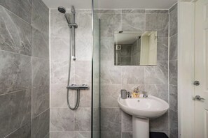Dusche, Haartrockner, Handtücher, Seife