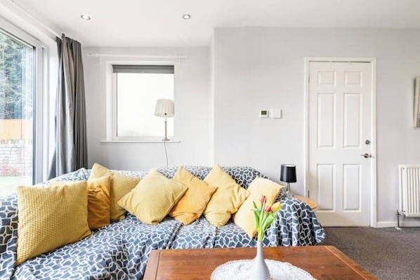 Smart TV - Stylish Private Guest Suite | Sleeps 5 | Free Parking |Near City & Peak District (Sheffield)