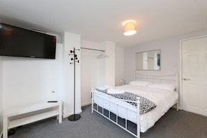 2 bedrooms, iron/ironing board, free WiFi, bed sheets - Stylish Private Guest Suite | Sleeps 5 | Free Parking |Near City & Peak District (Sheffield)
