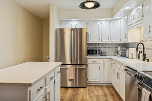 Refrigerador, microondas, horno y parrilla de estufa 