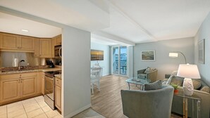 Un apartamento moderno con cocina, comedor y sala de estar.