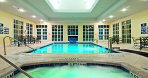 Inomhuspool och utomhuspool