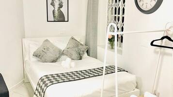 Iron/ironing board, WiFi, bed sheets