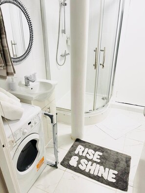 Shower, hair dryer, towels, soap - One Bedroom Flat D Kentish Town (London)