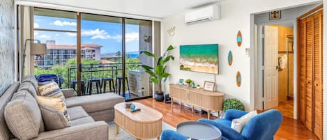 Apartment, Mehrere Betten, Veranda, eingeschränkter Meerblick (Pacific Shores B-409) | Wohnbereich