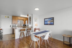 Apartment, Mehrere Betten, Veranda, eingeschränkter Meerblick (Pacific Shores B-409) | Speisen