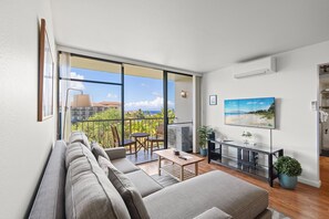 Departamento, varias camas, lanai, vista parcial al océano (Pacific Shores B-409) | Área de sala de estar