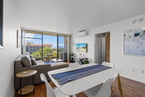 Departamento, varias camas, lanai, vista parcial al océano (Pacific Shores B-409) | Área de sala de estar