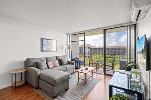 Departamento, varias camas, lanai, vista parcial al océano (Pacific Shores B-409) | Área de sala de estar