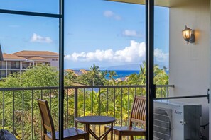 Departamento, varias camas, lanai, vista parcial al océano (Pacific Shores B-409) | Interior
