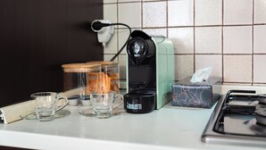冷蔵庫、オーブン、コンロ、電気ポット