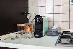 Frigorifero, forno, piano cottura, bollitore elettrico