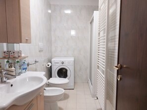 Asciugacapelli, asciugamani, sapone, carta igienica