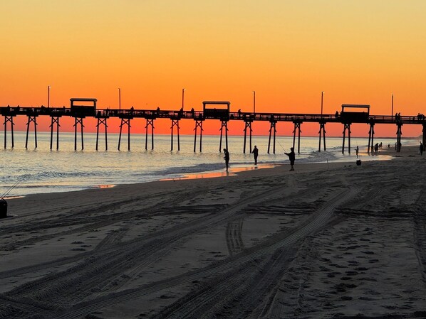 Sun-loungers - Oceanside, 5 minute Walkable 3BR, 2BA Family-Ready Home with Premier Location (Emerald Isle)