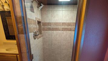 Douche, sèche-cheveux, serviettes fournies, savon