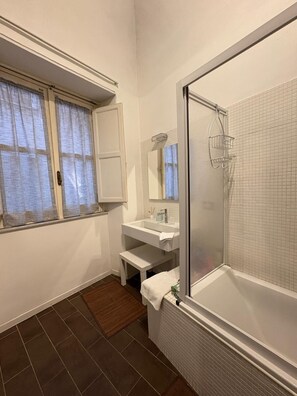 Secador de pelo, bidet, toallas, jabón