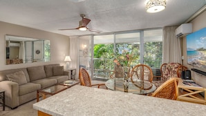 Condo, 1 giường cỡ king và sofa giường, lanai, quang cảnh vườn (Kihei Kai Nani 238) | Khu phòng khách