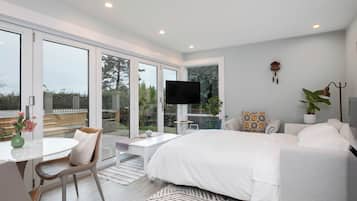 Iron/ironing board, WiFi, bed sheets