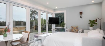 Luxury 2 bedroom Suite near beach & pier & transit & shops