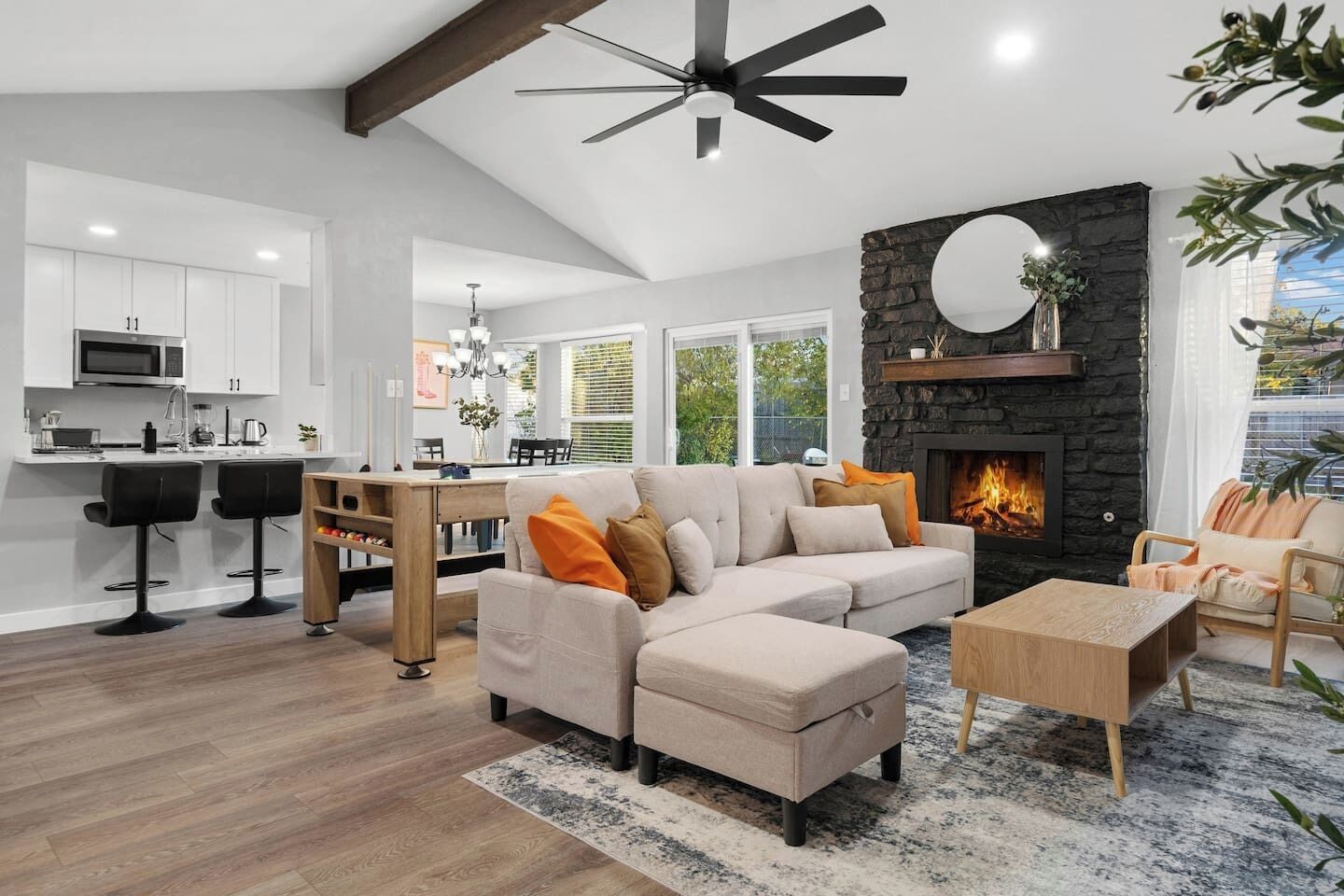 Una televisión, una chimenea, una mesa de tenis de mesa