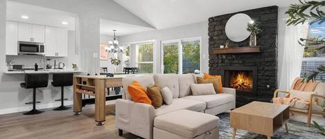 Fernseher, Kamin, Tischtennisplatte