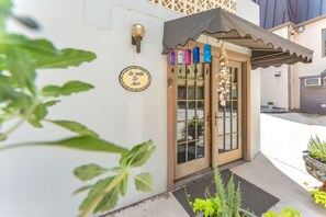 Exterior detail - Charming Alamo Heights Studio (San Antonio)
