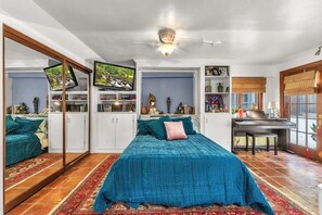 Iron/ironing board, WiFi, bed sheets - Charming Alamo Heights Studio (San Antonio)