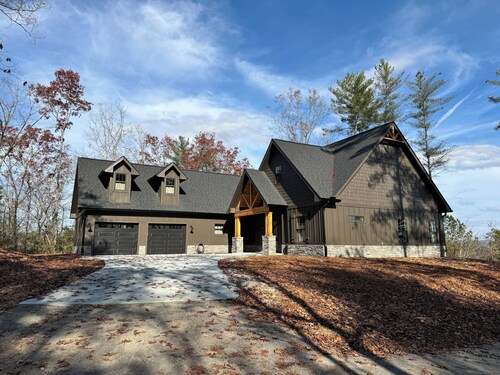Fabulous 4-bedroom house with AC in charming Salem