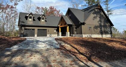 Fabulous 4-bedroom house with AC in charming Salem