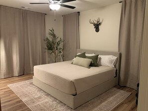 Iron/ironing board, Internet, bed sheets - Fabulous 4-bedroom house with AC in charming Salem (Salem)