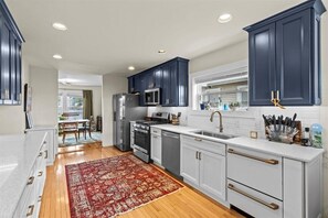 Private kitchen - Lake Front 4-bedroom 2.5 bath with AC in Asbury Park. Walk to beach & town. (Asbury Park)