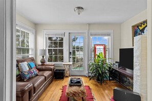 Smart TV - Lake Front 4-bedroom 2.5 bath with AC in Asbury Park. Walk to beach & town. (Asbury Park)