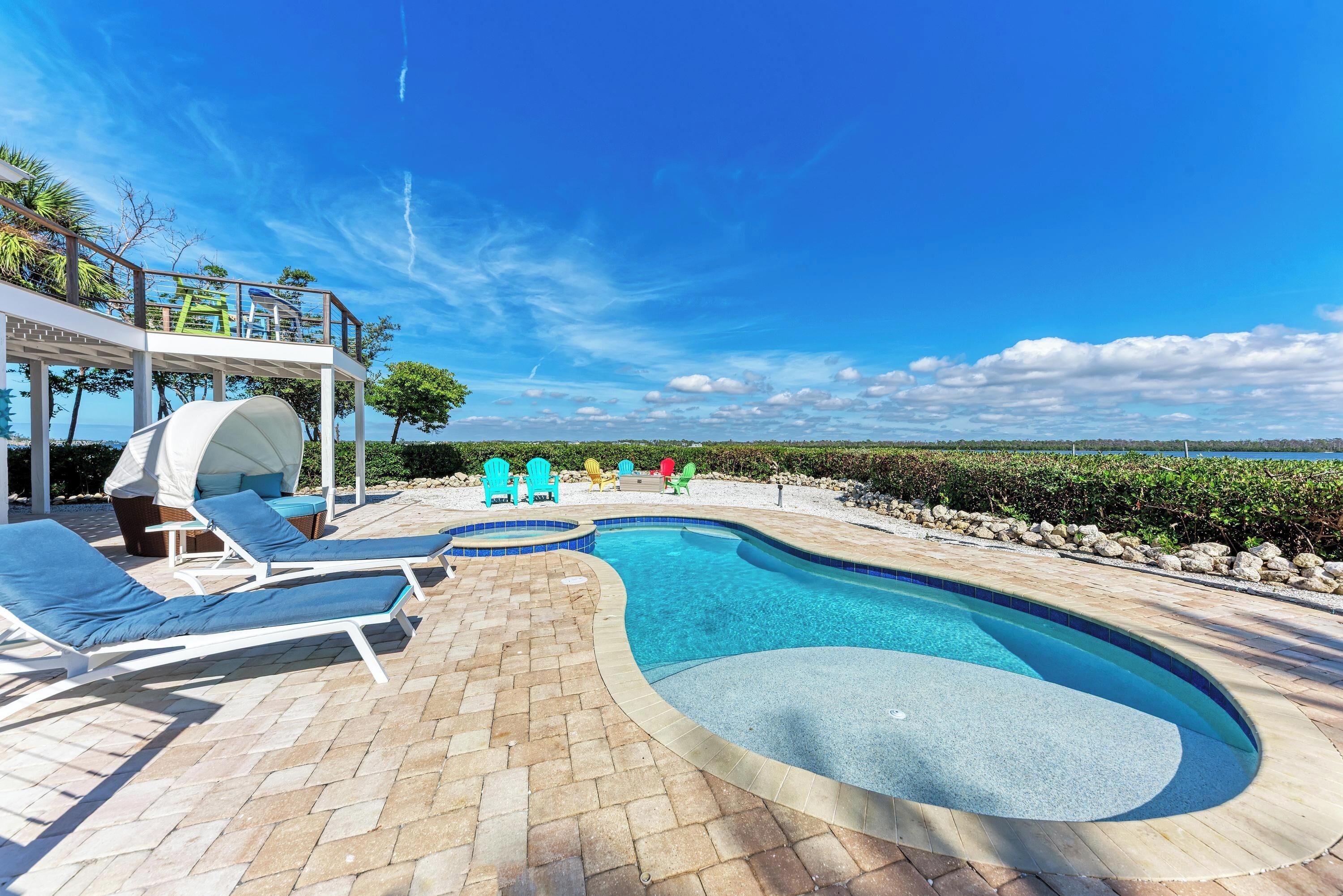 Una piscina al aire libre, una piscina climatizada