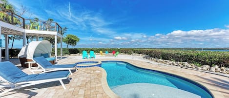 Una piscina al aire libre, una piscina climatizada