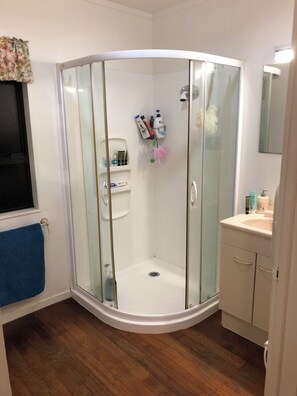 Douche, sèche-cheveux, bidet, serviettes fournies