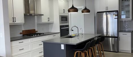 Microondas, horno, parrilla de estufa y lavavajillas